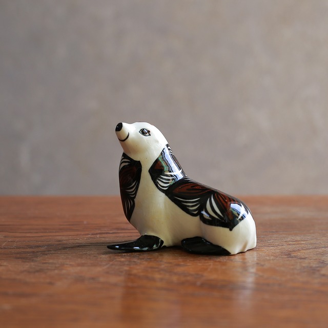 ご機嫌に微笑む、陶器のアシカ