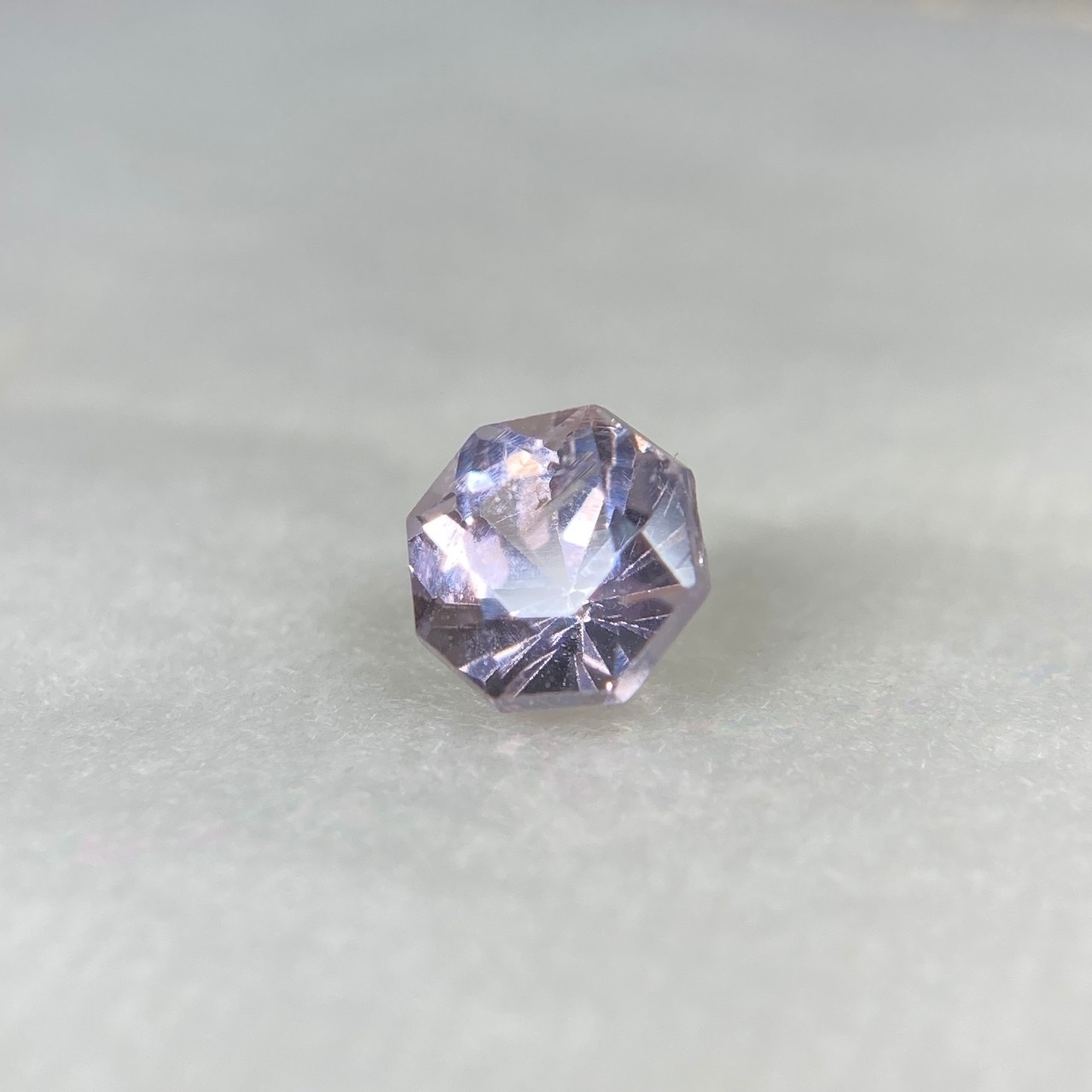 お花みたいなスピネル 訳あってお買い得  約4.7mm*3.7mmmm r-0405