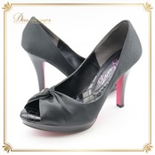 レディースファッション シューズ Mサイズ ブラック系 ドリードール DorryDoll 黒 靴 くつ ヒール ハイヒール リボン 結婚式 パーティー パンプス 光沢 上品 かわいい お出かけ