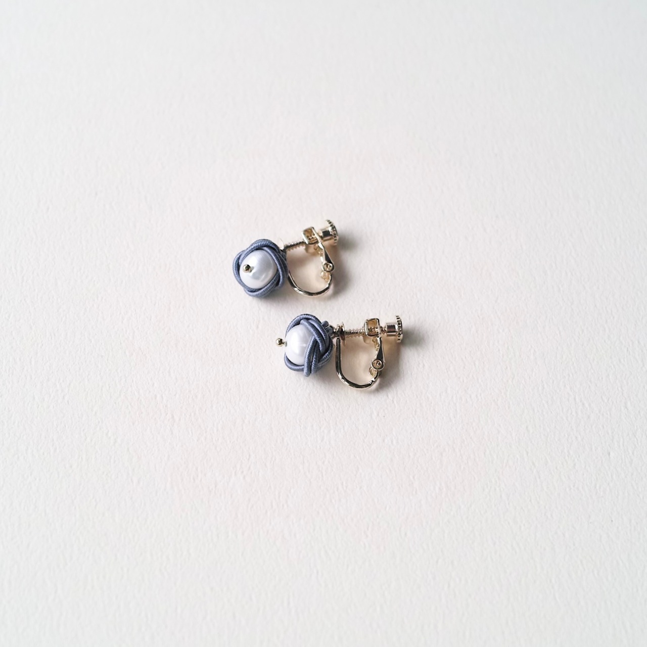 蕾  (利休鼠×淡水パール) 14kgfピアス/brass イヤリングの画像01