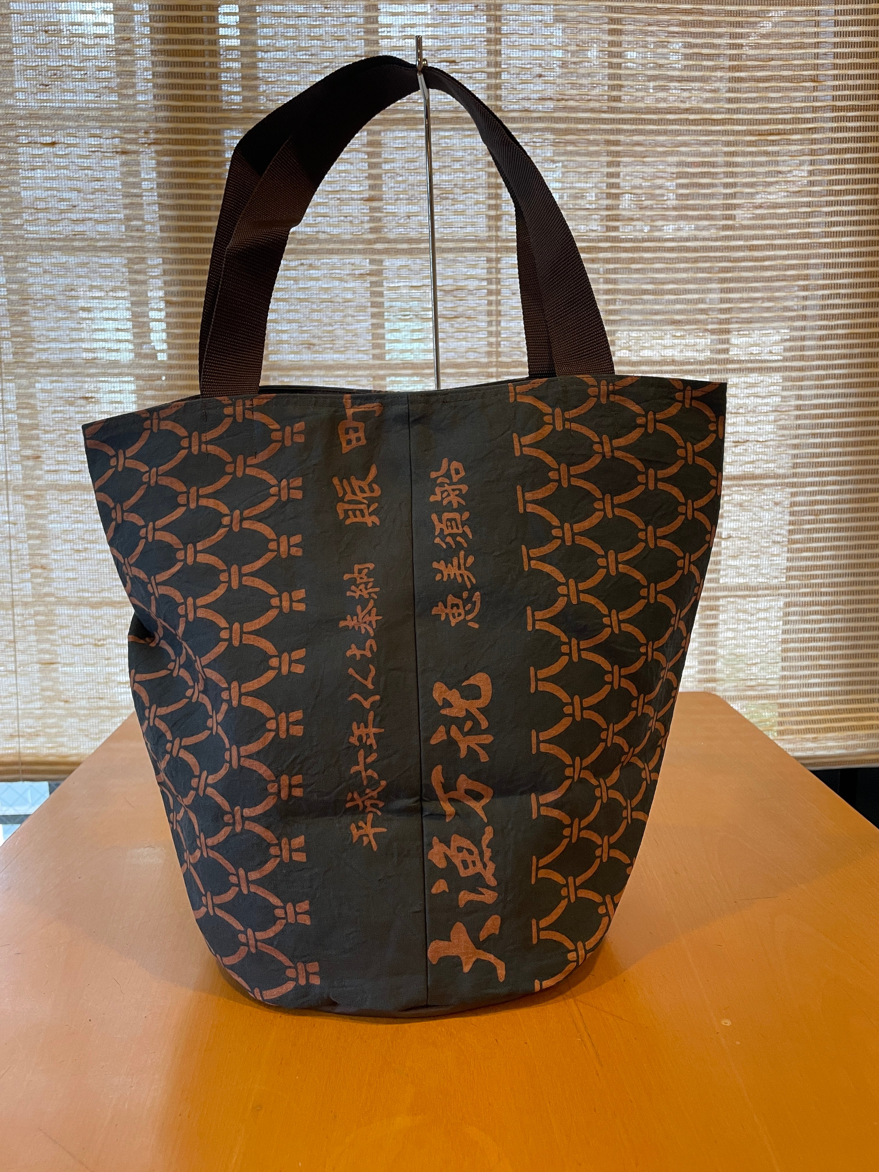 ハンドメイド　手ぬぐい　柿渋染め　トートバッグ　猫柄　黒猫 猫柄の手ぬぐいの柿渋染めトートバッグ 手ぬぐいリメイク