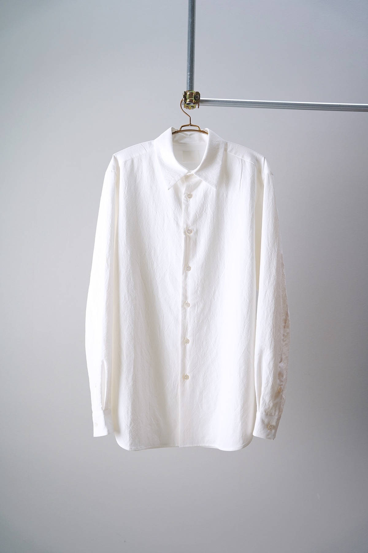 最後の1点】山内 塩縮加工コットンリネンシャツ white 羽衿あり | DE 