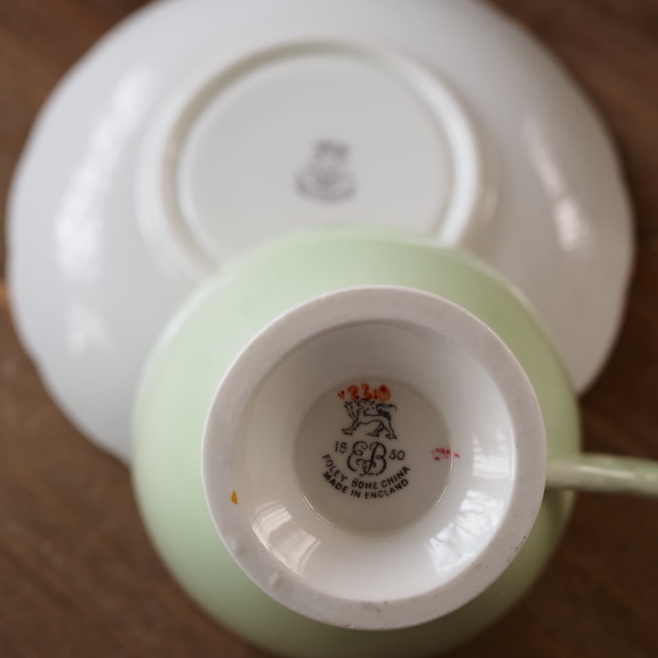 訳あり 英国フォリーFOLEY グリーンと可愛らしい高台が魅力のカップ