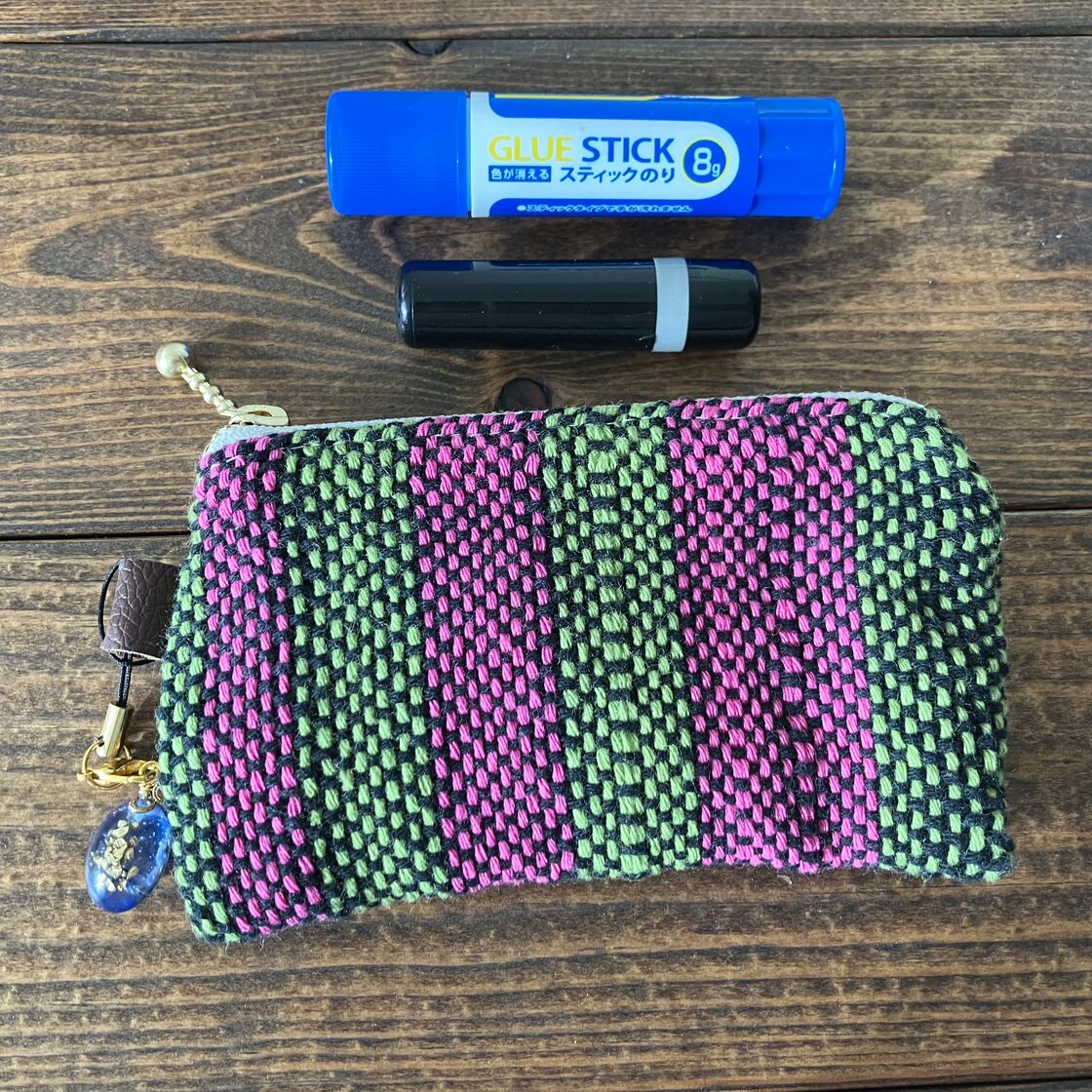 さをり織り一点物小物入れ（レジンのチャーム付）