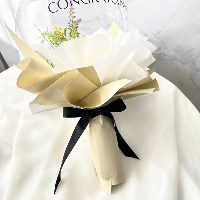 春の陽だまり: ミモザとサテンリボンのバルーンブーケ