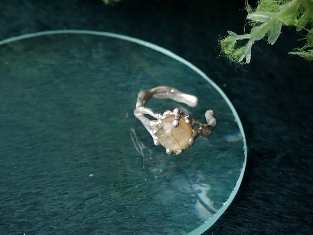 mineral transformイヤーカフ《ルチルクォーツ》