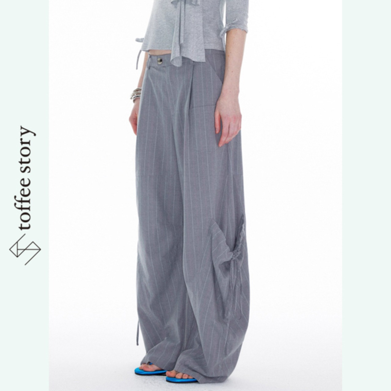 灰色の余白を刻むラージポケットパンツ 《B0004》