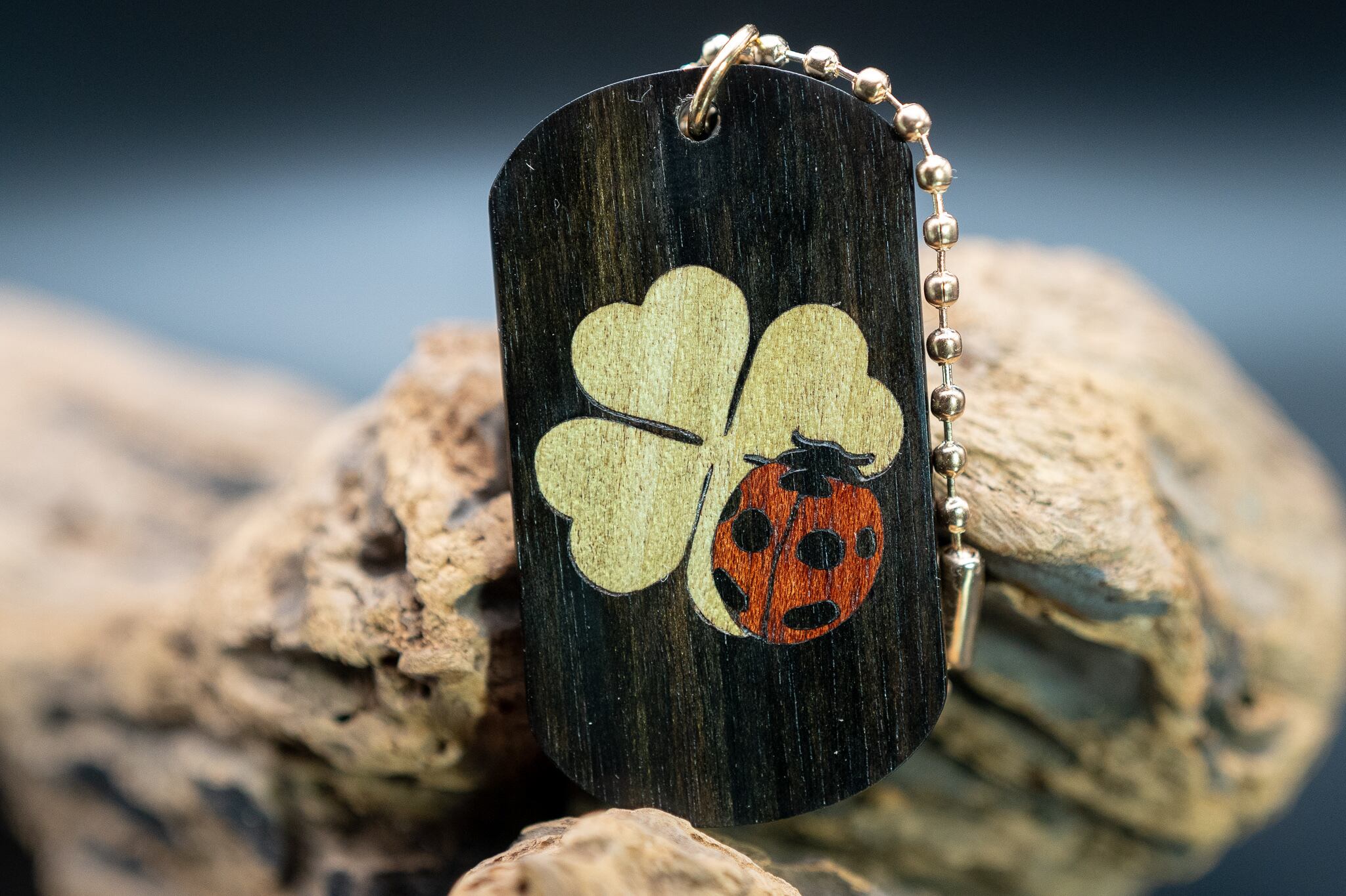 【 褐色と漆黒の縞模様 】 縞黒檀ドッグタグ 象嵌 幸運を運ぶナナホシテントウ