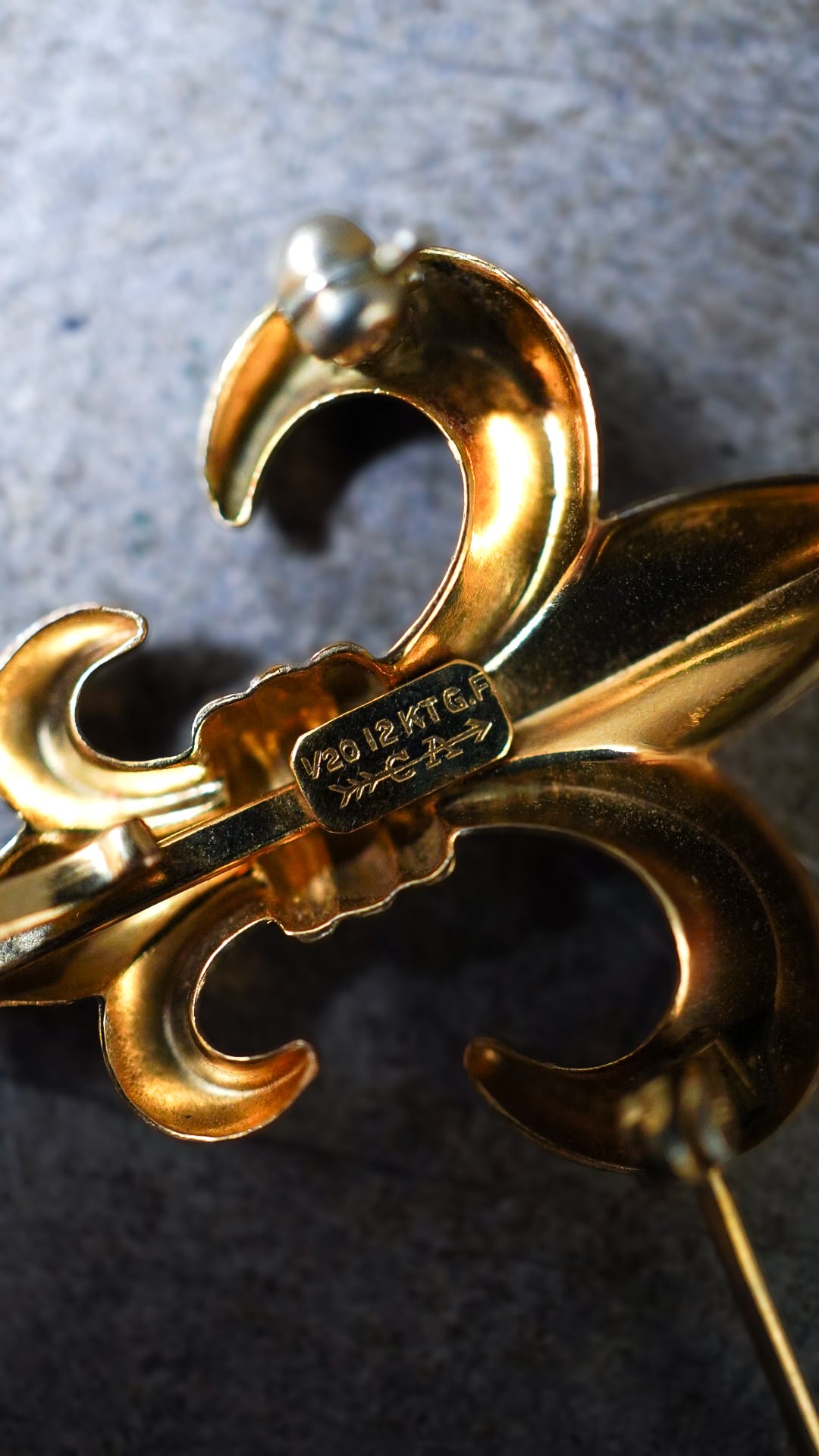 連休セール❗️フランス　アンティーク　10金枠？アルテミス　ブローチ兼トップ　現状 1950s】U.S. VINTAGE CARL-ART フルール・ド・リス ピン 《K12GF