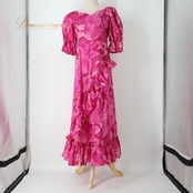 フラダンス 衣装 ワンピース ドレス ピンク系 アロハエミカ 日本製 Aloha Emika モンステラ柄 プルメリア柄 ハワイアンプリント アロハ フラ ダンス レッスン 練習 フリル 華やか 鮮やか かわいい おしゃれ 上品 明るい 大人 レッスン着 練習着 フラダンス衣装 アロハ ワンピース レディース ハワイ風 大人可愛い リゾート カジュアル レディースファッション エレガント スタイリッシュ