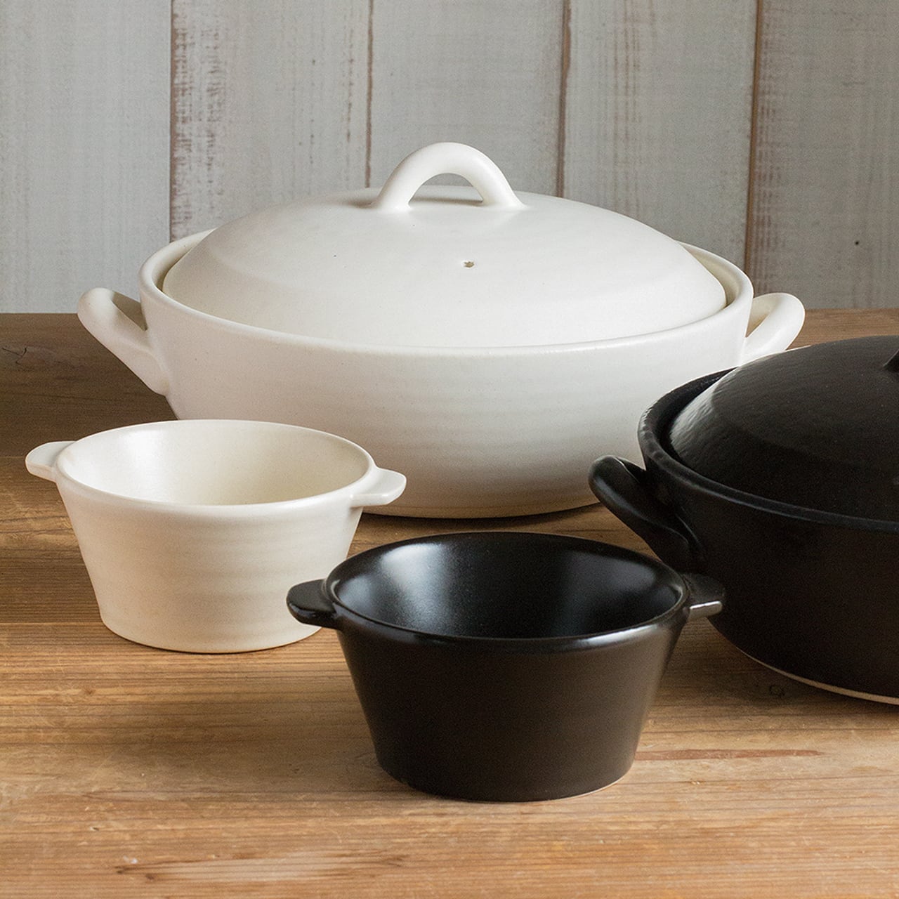 黒と白の土鍋 中型 ツイスト取っ手付き IH土鍋（内面セラミックコート）】9号 | TOJIKITONYA 永新陶苑