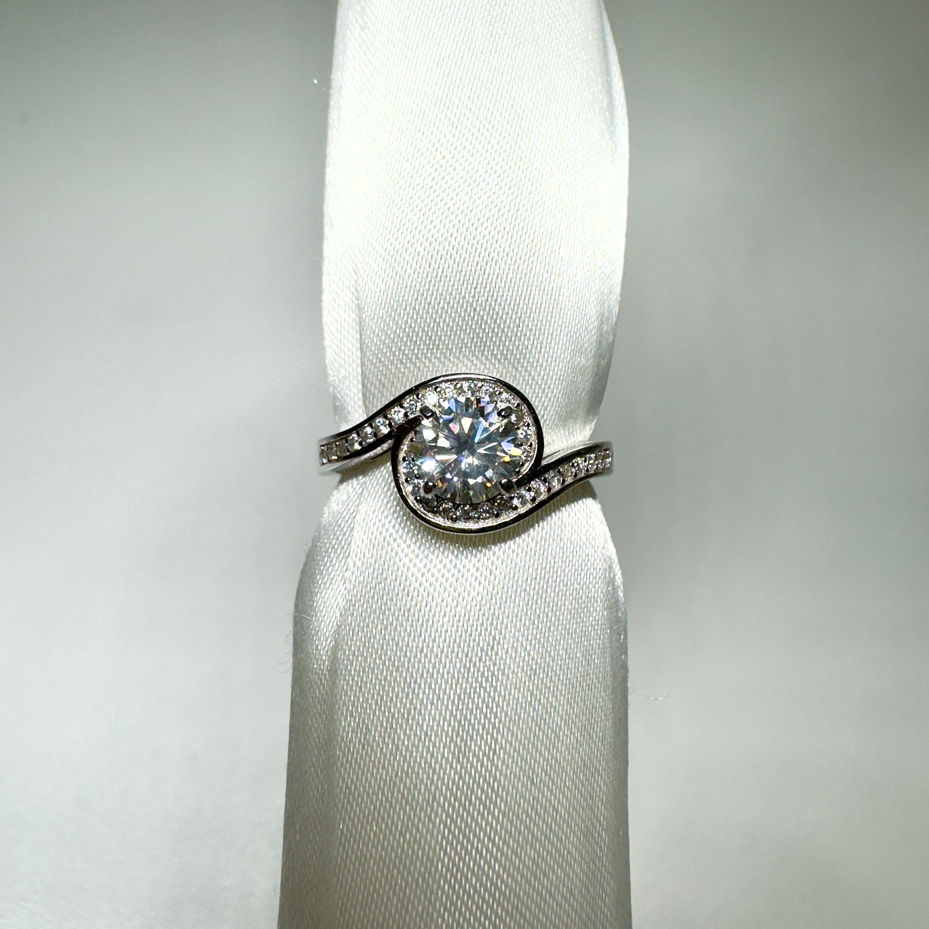 Hug Ring♦︎モアサナイト♦︎