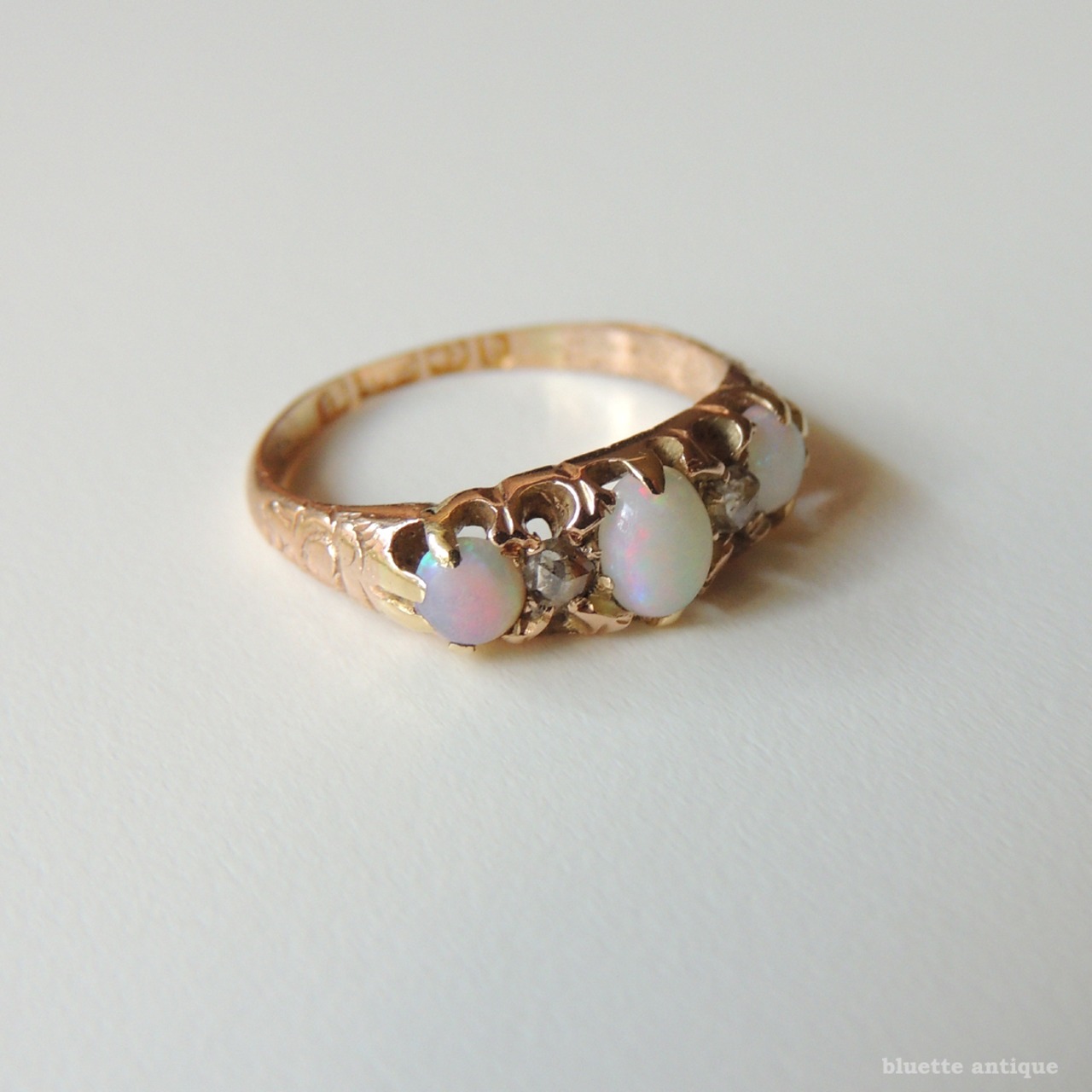 英国アンティークジュエリー 15ctゴールド 天然オパール 天然ダイヤモンド リング【約13号】 (ソーティングメモ付)