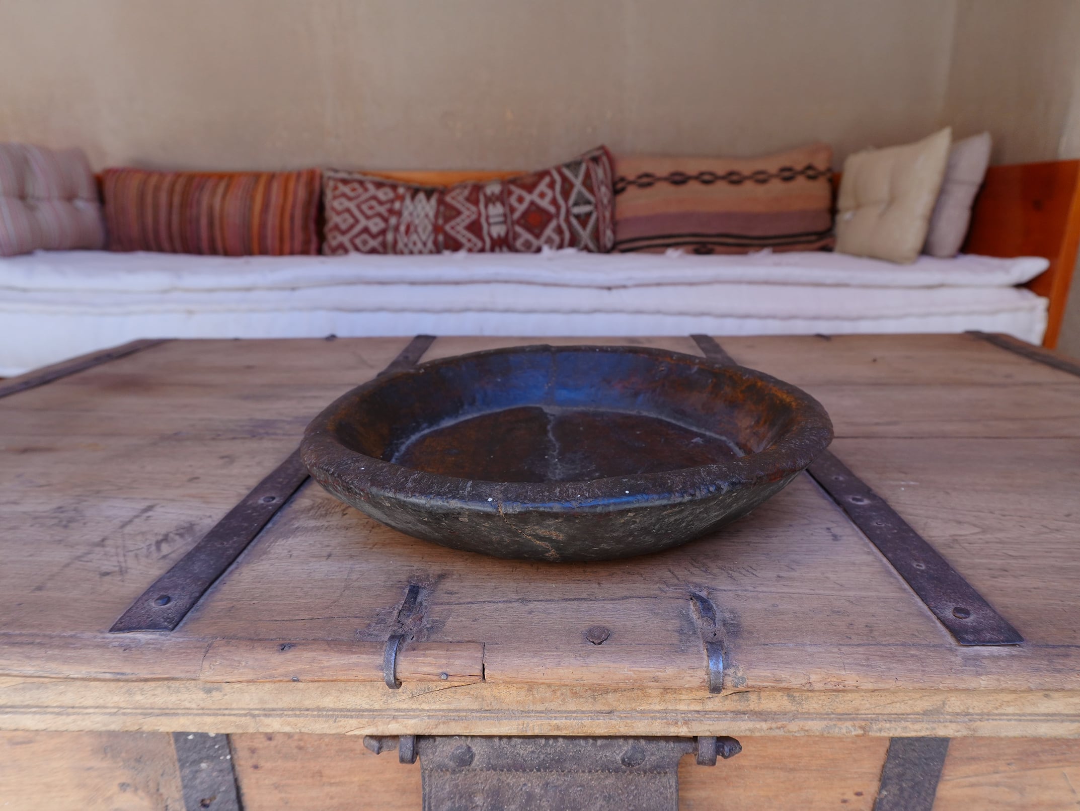 モロッコ 手彫り 木製 ボウル|時を重ねた無二の表情を持つ一点もの ( Dark Brown )