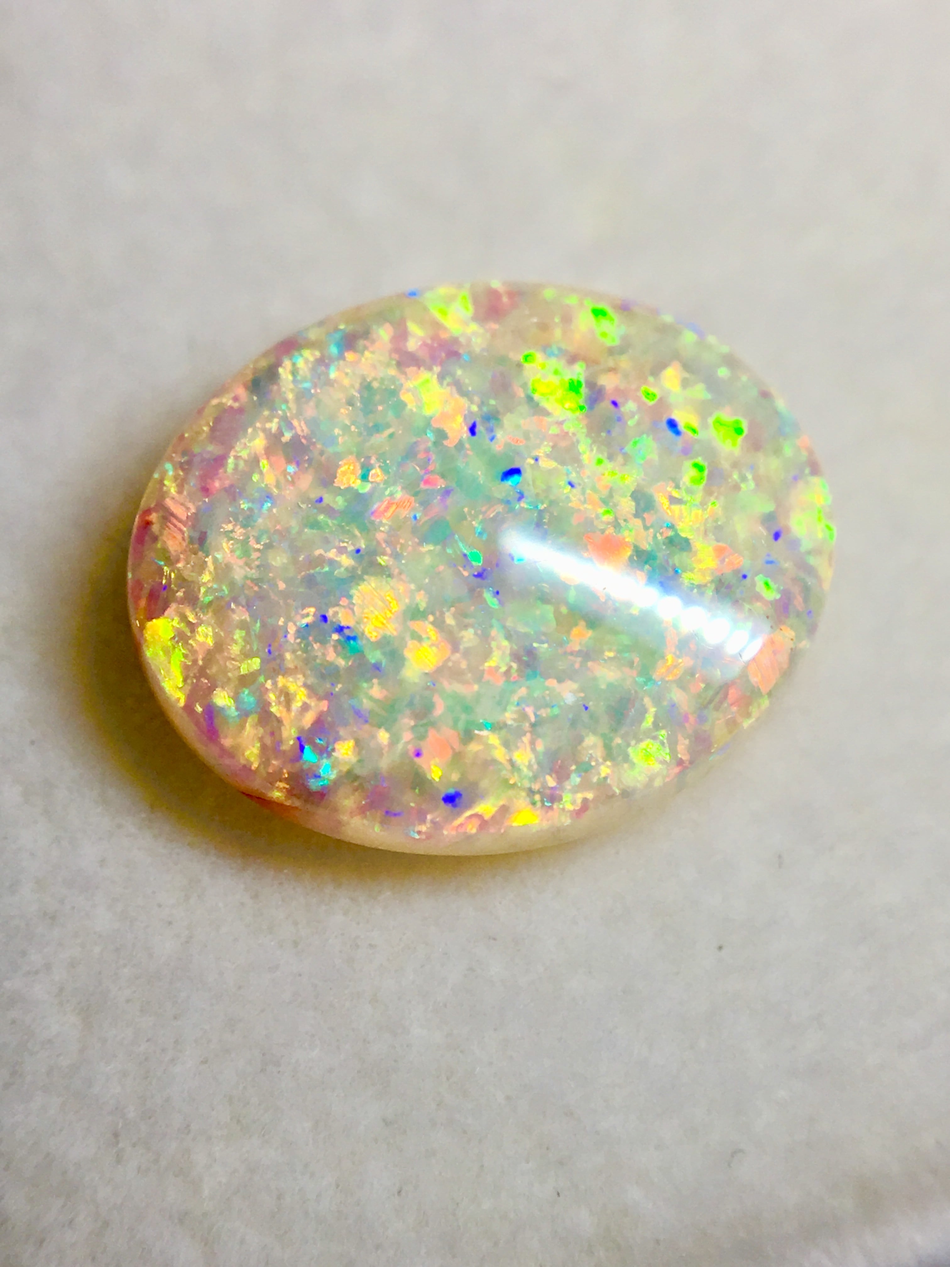 柔らかな地色に重なるレインボーカラー 3.5ct UP 天然 オパール ルース