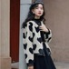 アウター ジャケット レディース 長袖 Uネック ラウンドネック フェミニン もこもこ ふわふわ 前開き フリース ボア かわいい 大人可愛い おしゃれ ガーリー 主役級 存在感 ラブリー キュート ロリータ プリンセス ロマンティック ハート柄 秋 冬 学生 デート お出かけ 旅行 公園 女子会 休日 ライブ カフェ モノトーン 重ね着 楽ちん 暖かい 防寒 体型カバー 普段使い 着回し トレンド 流行 インスタ映え S M L 小さいサイズ 大きいサイズ 白 ホワイト 黒 ブラック ベーシックカラー