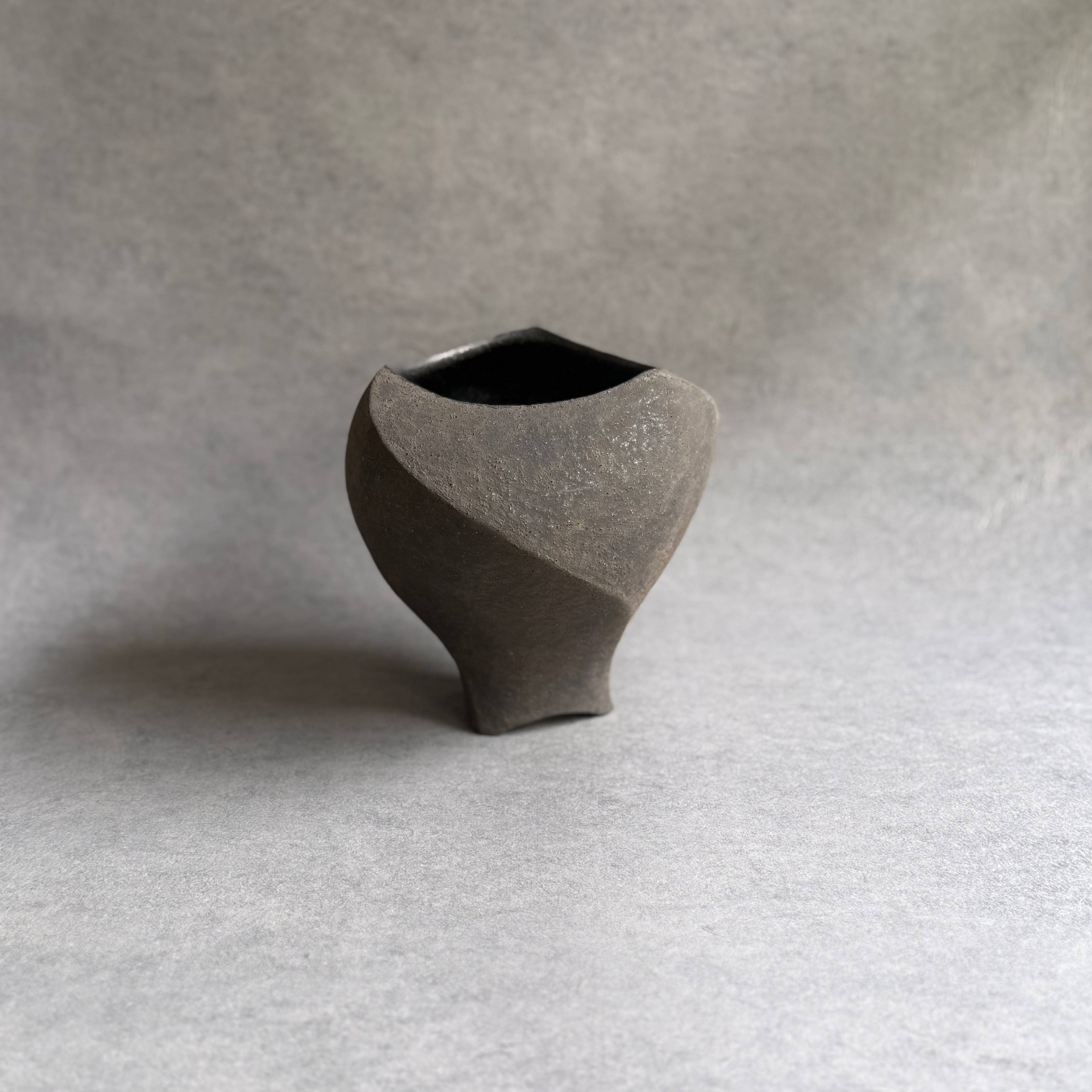 高田かえ 黒錆ひねり花器 | gallery 一白