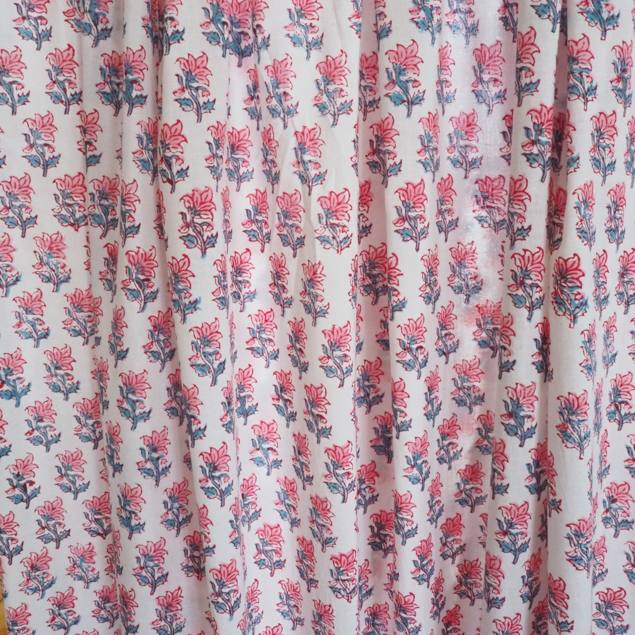 ブロックプリント生地【50cm単位】インド綿 小花柄 白×ピンク#31570-WT2