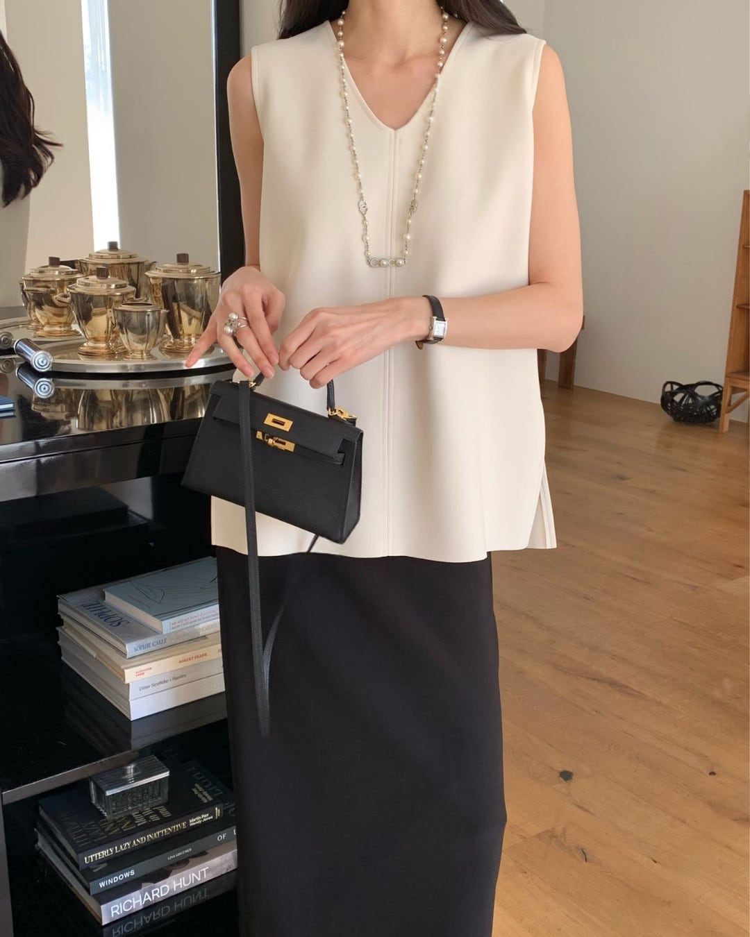 Vネックノースリーブフレアブラウス