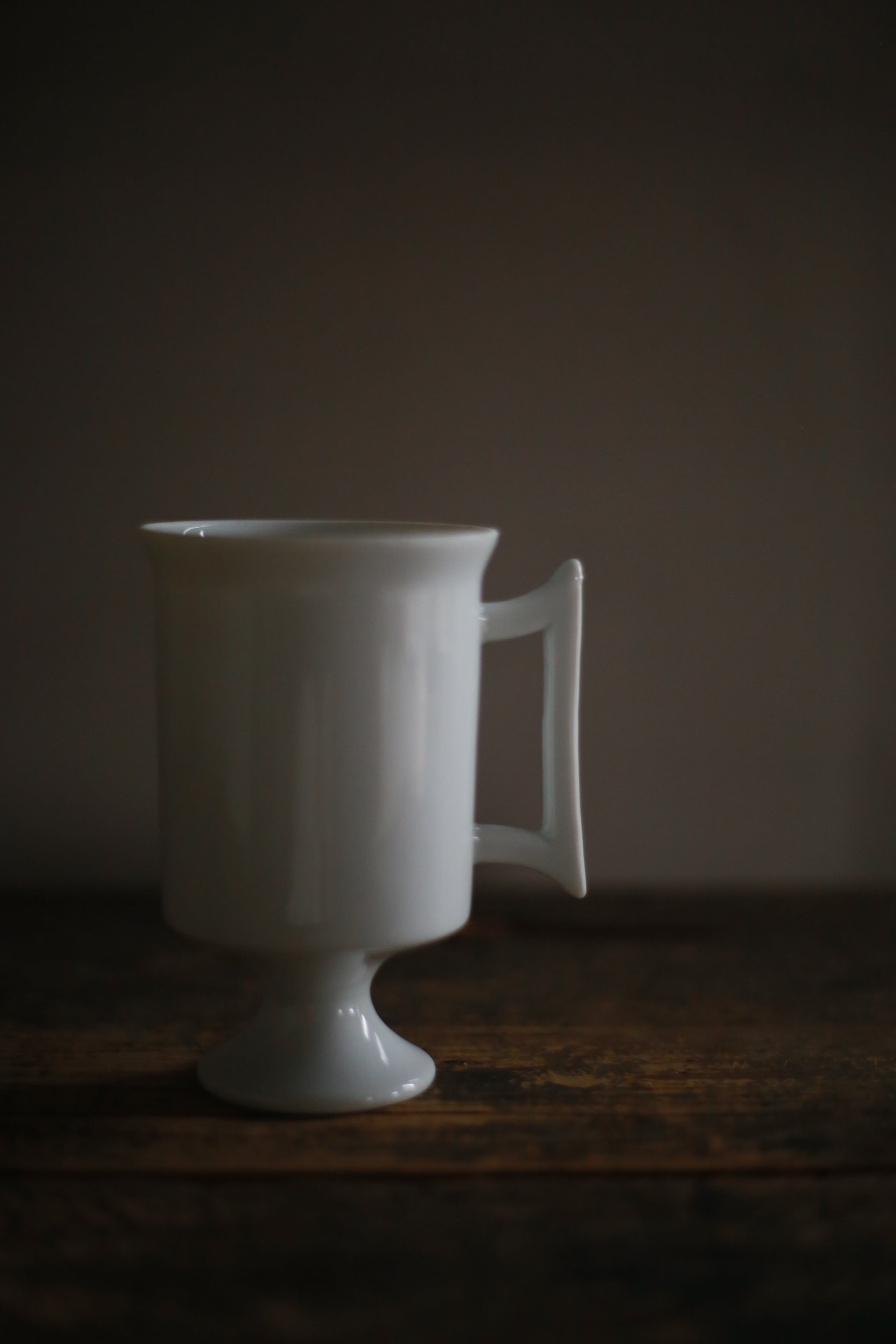 古い国産の白磁カップ