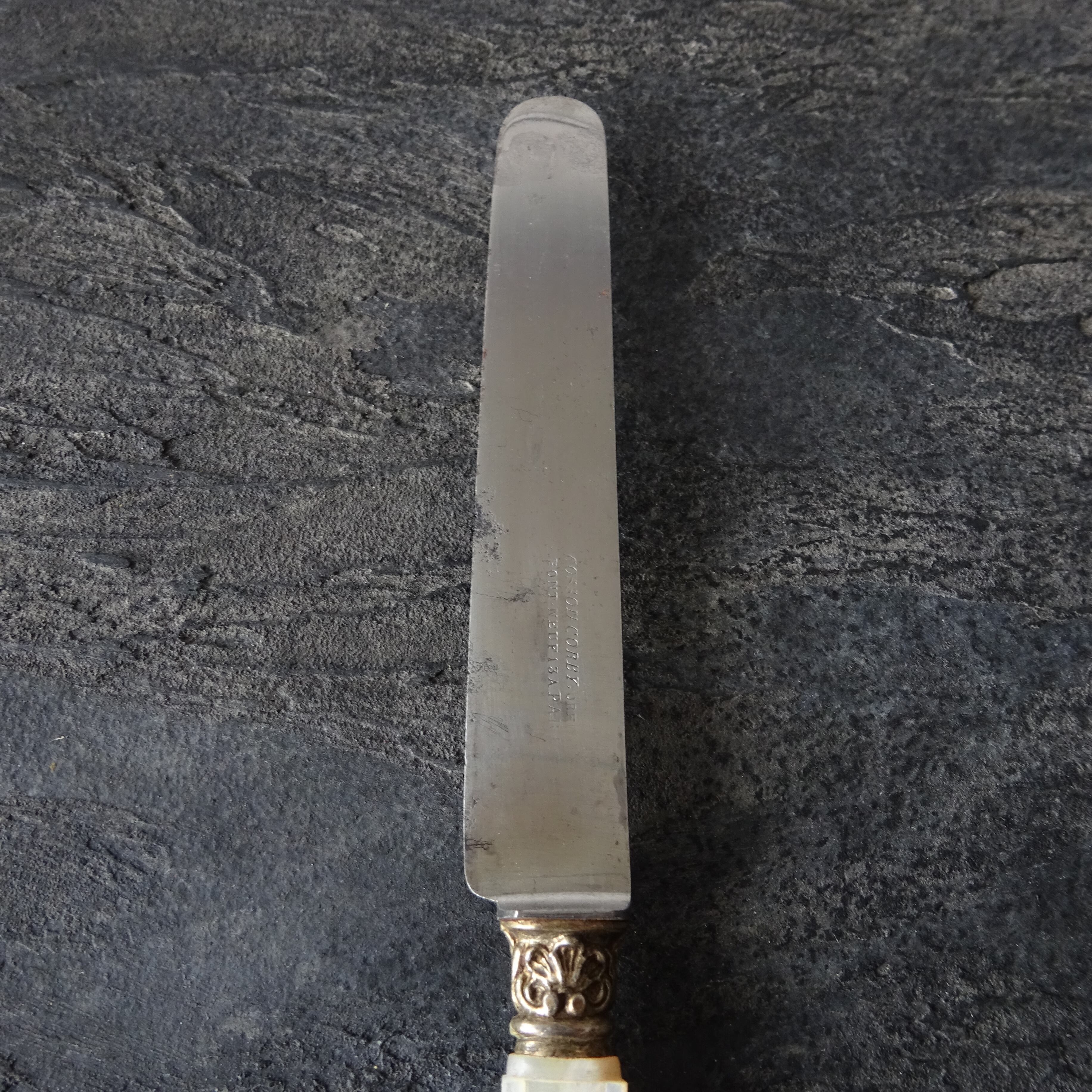 Couteau de table ancien manche en nacre chiffre et virole argent (G)