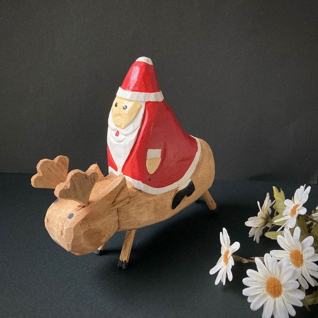 〈再入荷〉トナカイに乗ったサンタ置物S（15cm）