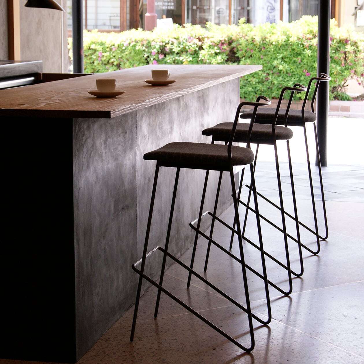 鉄が描く、ひとふで書きの美しさ。【feliceカウンターチェア730