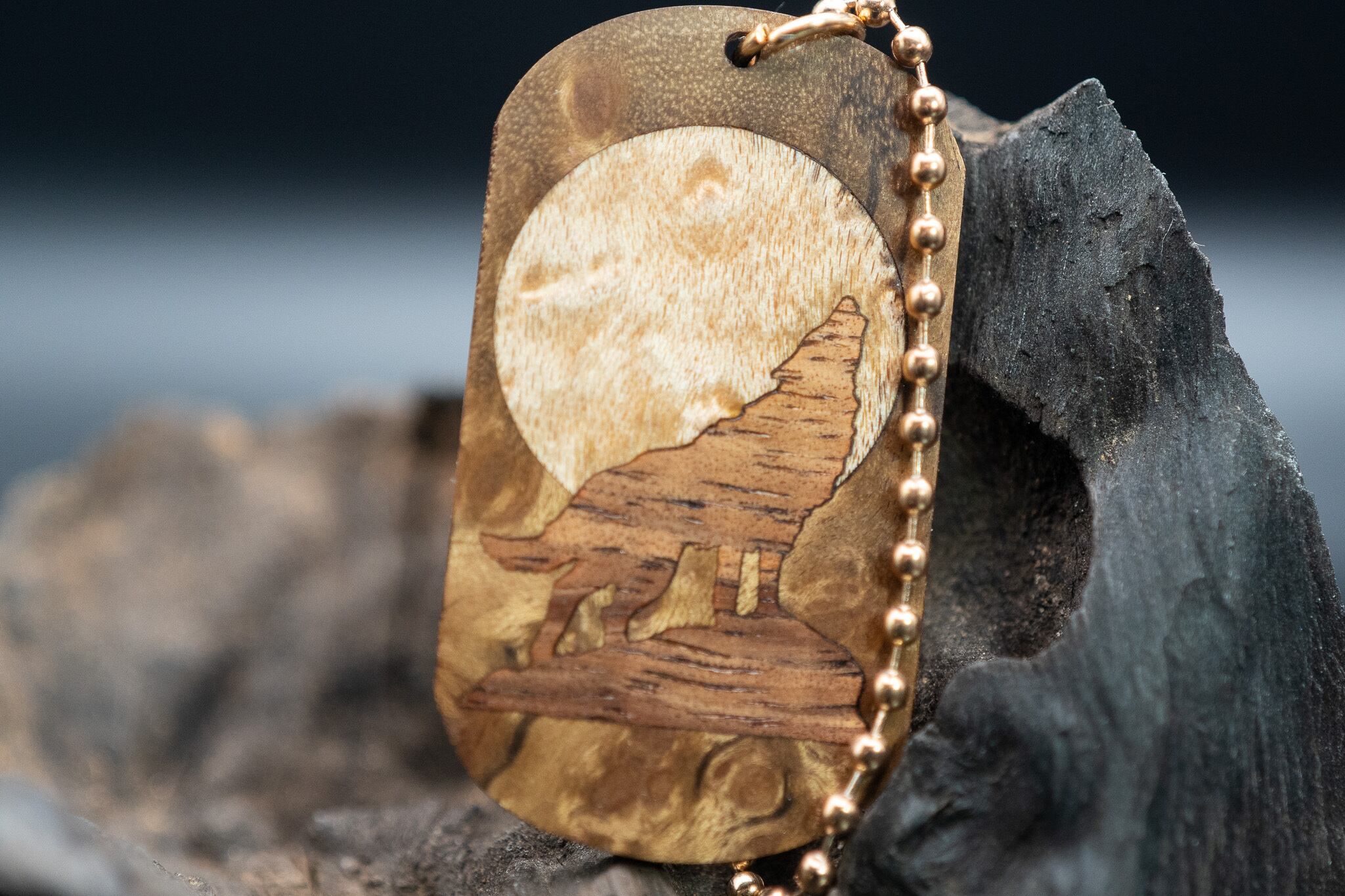 【 緻密な黄金の杢 】 マーブルウッド ドッグタグ 象嵌 月と狼