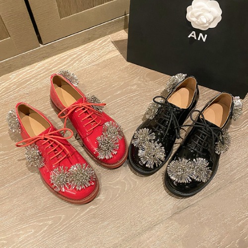 ローファー レディース 靴 シューズ レースアップローファー フラワーモチーフ ピン ラウンドトゥ 個性的 ローヒール 歩きやすい 疲れにくい レッド ブラック 赤 黒 カジュアル お出かけ おしゃれ