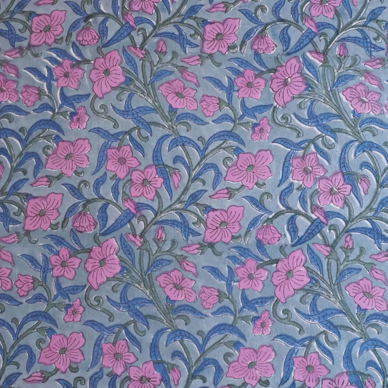 ブロックプリント生地【50cm単位】インド綿 花柄 スモークブルー×ピンク #53118-BL1