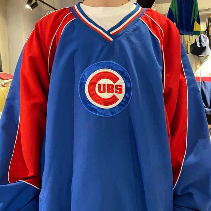 90年代〜 シカゴ・カブス プルオーバージャケット メンズXL相当 古着 CHICAGO CUBS MLB メジャーリーグ ポリエステル  ウォームアッププルオーバー Vネック チームロゴ バックロゴ 刺繍 90s ビンテージ ヴィンテージ ブルー 青色【ナイロンジャケット】【HA10】  | cave