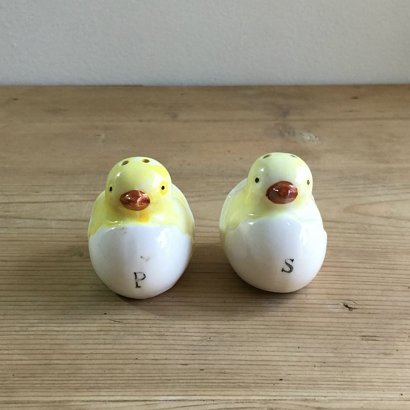 卵から生まれるひよこ 陶器 ソルト&ペッパー入れ
