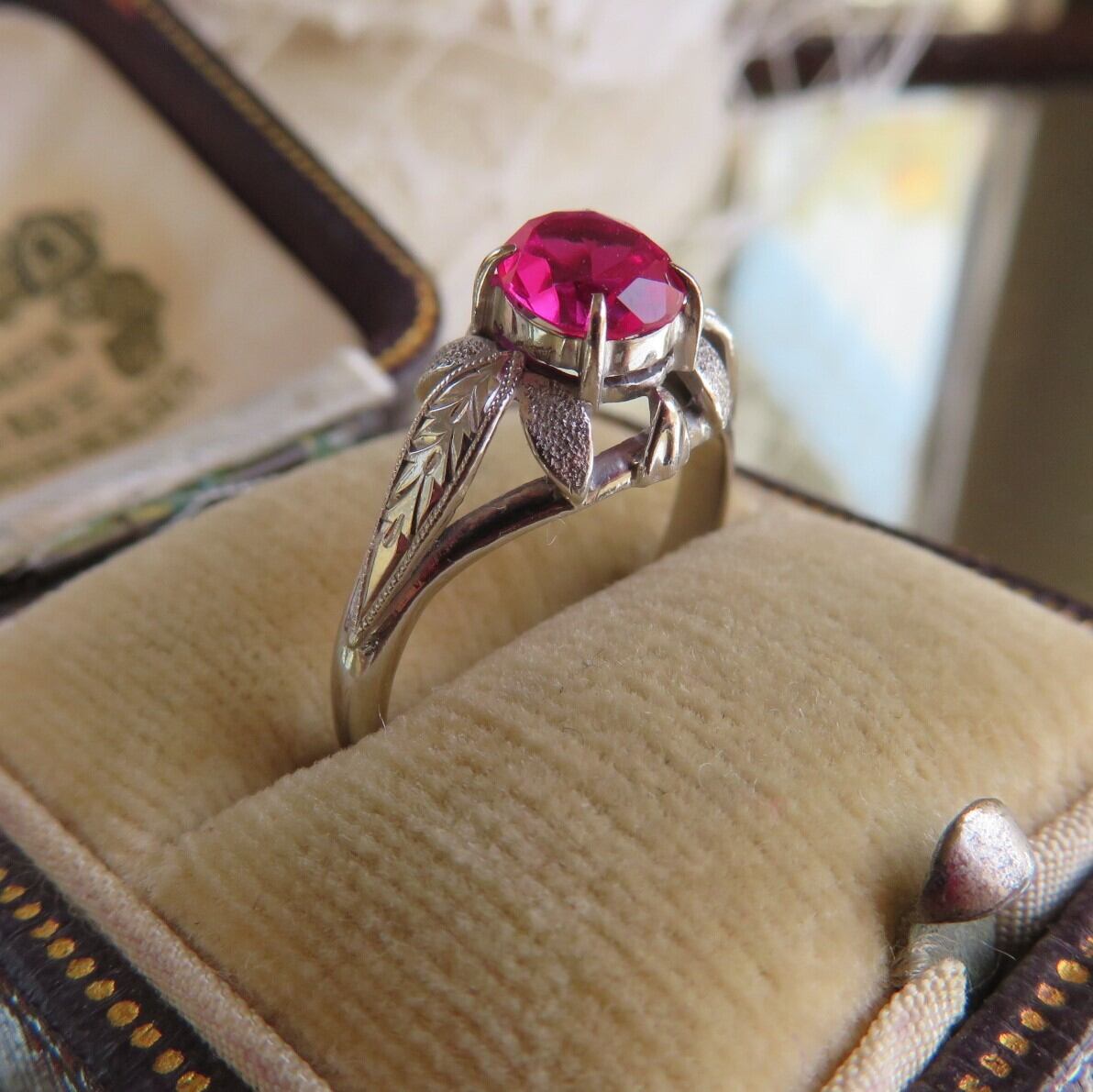 ヴィンテージ K14WG和彫りに合成ルビーのリング