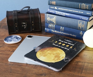 架空の洋書、月の事柄が描かれた "RIDE THE MOON" iPadケース