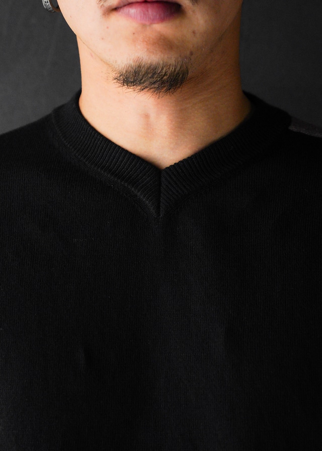 SHOOP 26SS crossed stripe v-neck / Black