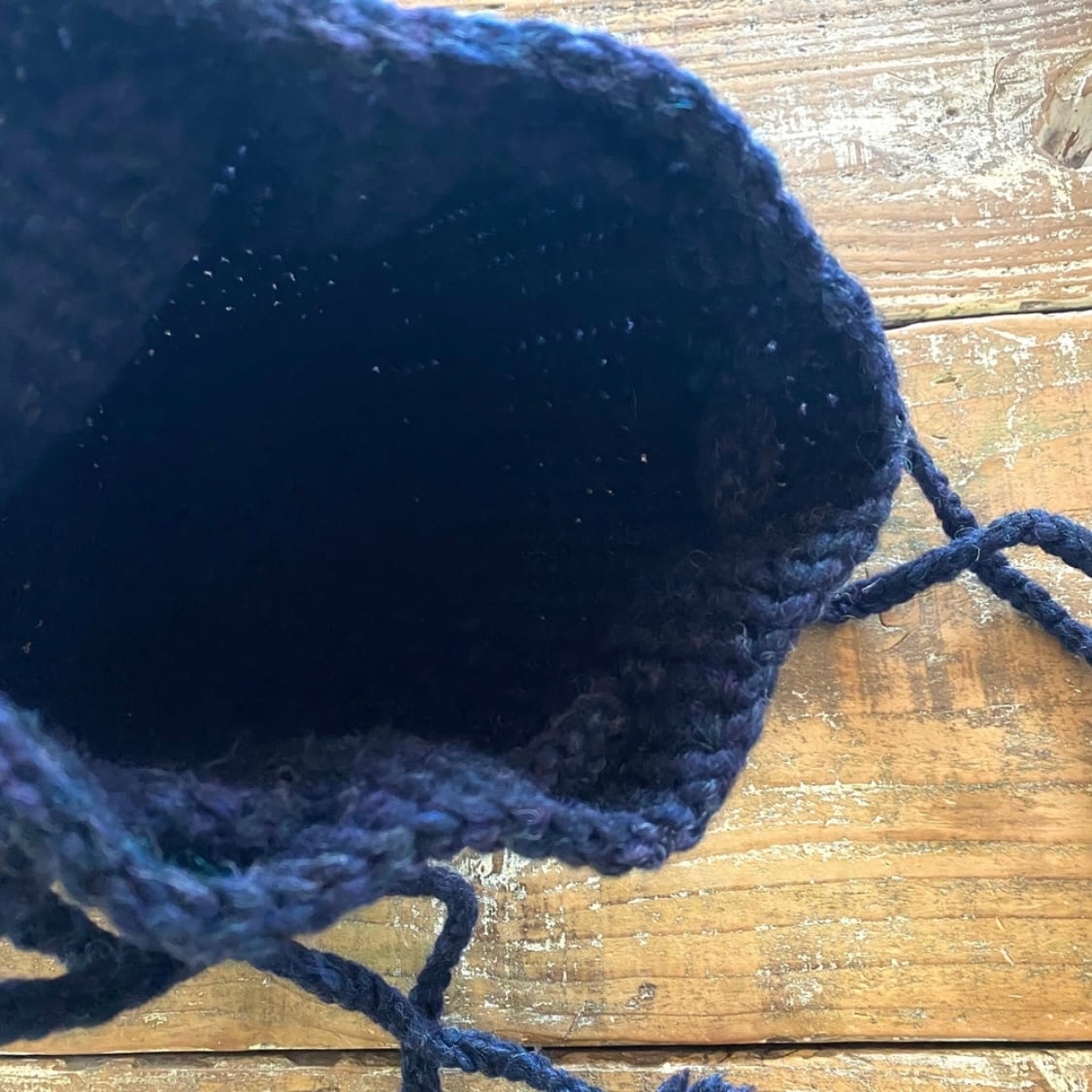 ネイビー ポンポン付き編みバッグ wool100/ポンポンニットバッグ | clover