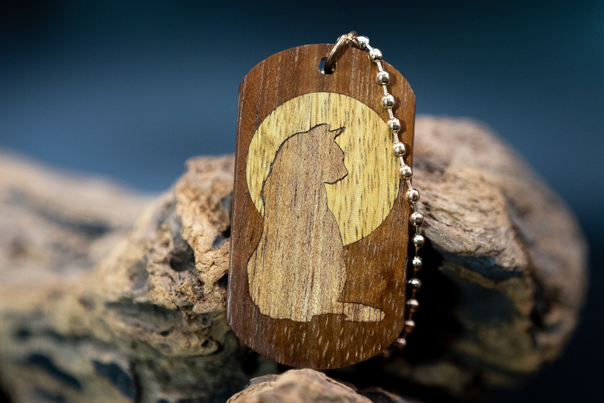 【王族の愛した銘木】 ハワイアンコア ドッグタグ象嵌 横を向く上品な猫