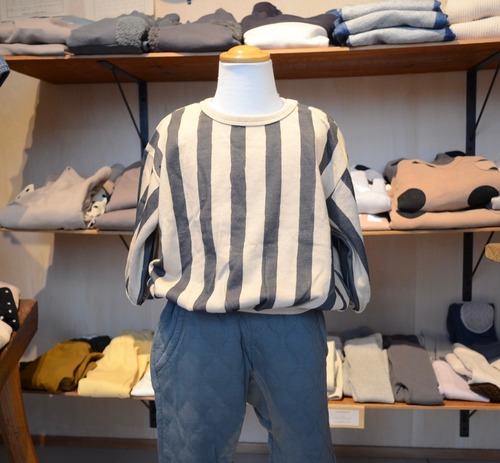 ベージュとブラウンのストライプトップス