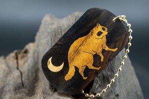 【幻の銘木】 青黒檀 ドッグタグ 象嵌 三日月とたぬき
