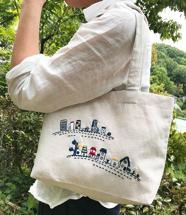 ナチュラルリネンの手刺繍トートバッグ 「まちなみ」 | f i t o フィト