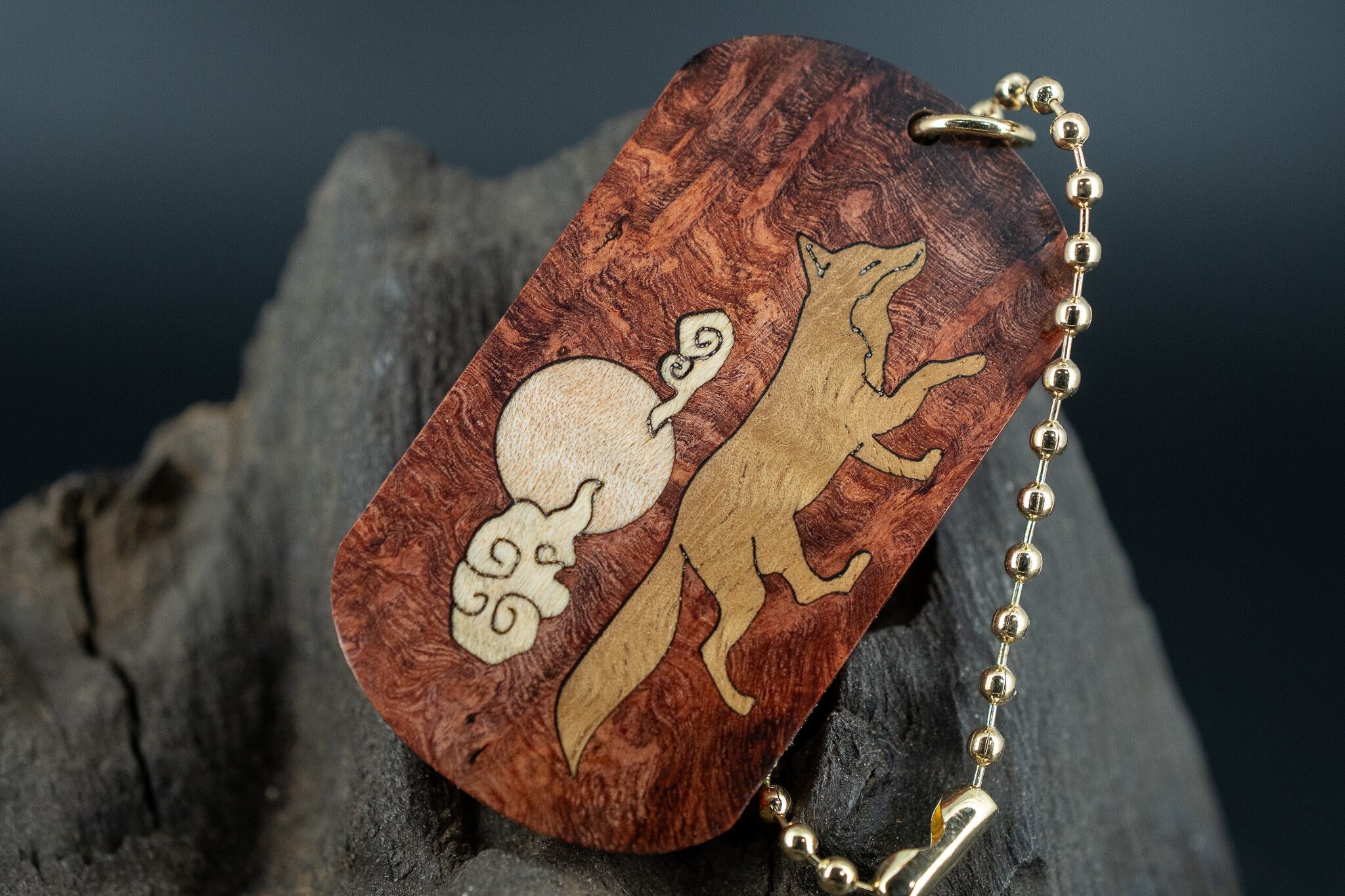 【朱色の銘木】 本花梨瘤 ドッグタグ 象嵌 十五夜きつね