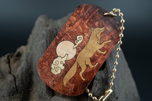 【朱色の銘木】 本花梨瘤 ドッグタグ 象嵌 十五夜きつね