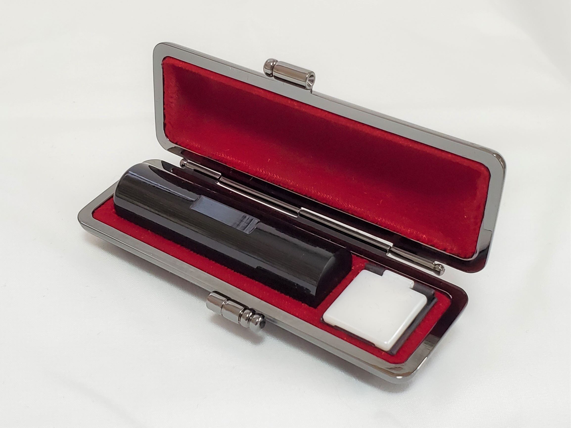 男性用銀行印　13,5ミリ丸　高級印材の黒水牛(芯持ち)＋ソフト牛革ケース(黒)＋書体