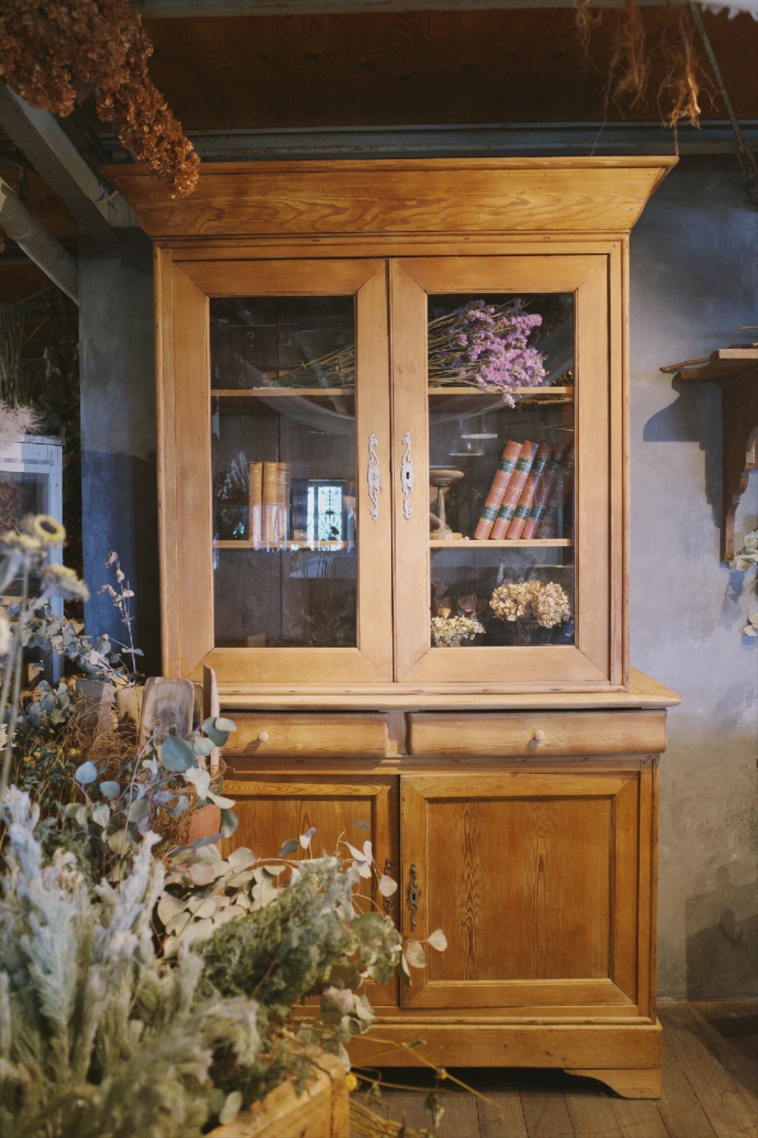 キャビネット/アンティーク/ディスプレイ/ガラス/空間装飾/店舗什器/本棚/撮影背景/アンティークキャビネット