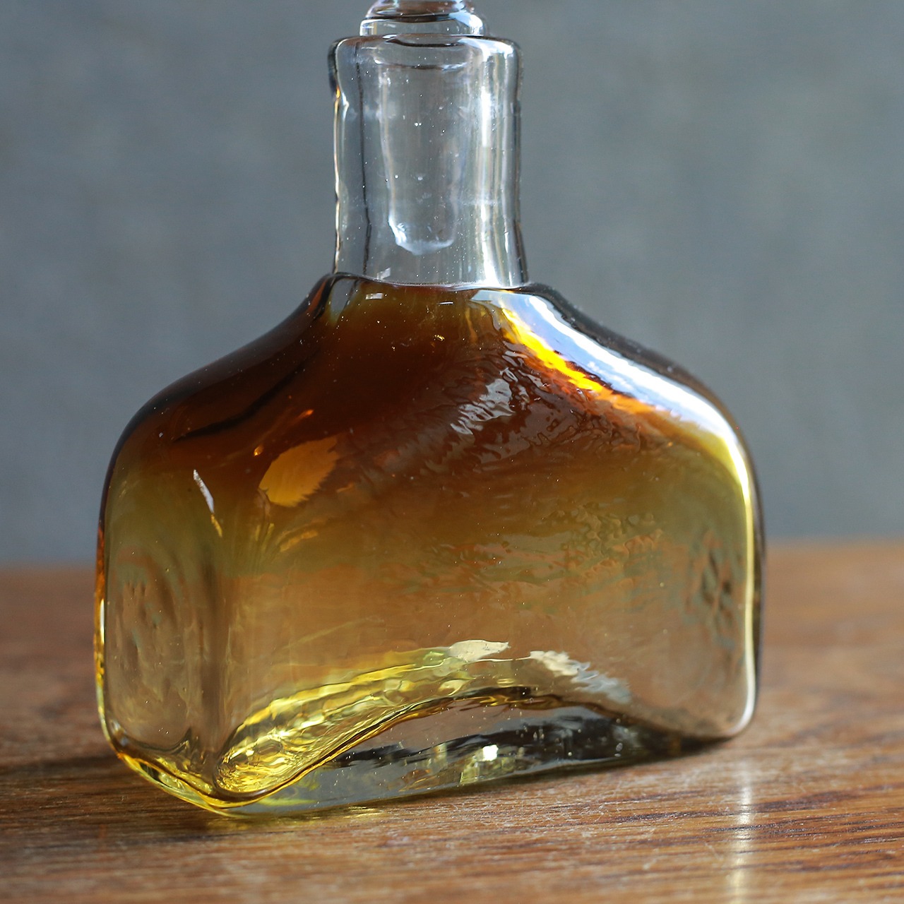 美しい琥珀色の、ガラスボトル
