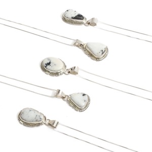 【INDIAN JEWELRY インディアンジュエリー】Navajo WHITE BUFFALO pendant Nila Johnson ナバホ ホワイトバッファローペンダント ニラ・ジョンソン作
