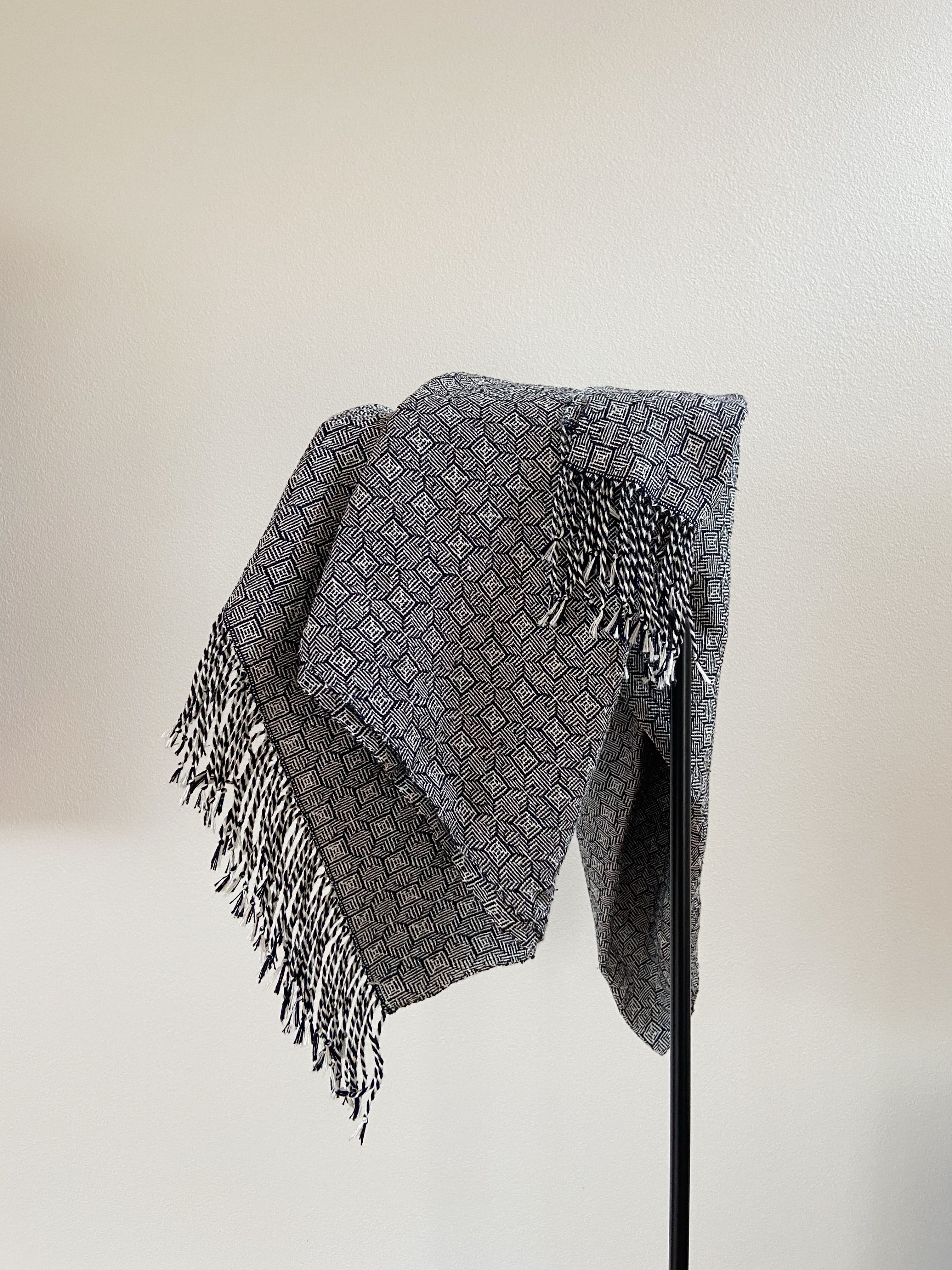 Hand-woven scarf / Black Clover 手織りシルクのショール ブラック