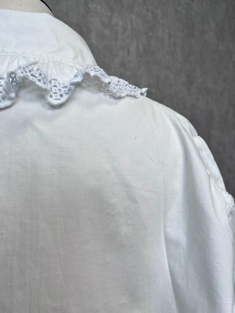 1900年代初頭 フランス フリルの刺繍がうっすら水色の珍しい