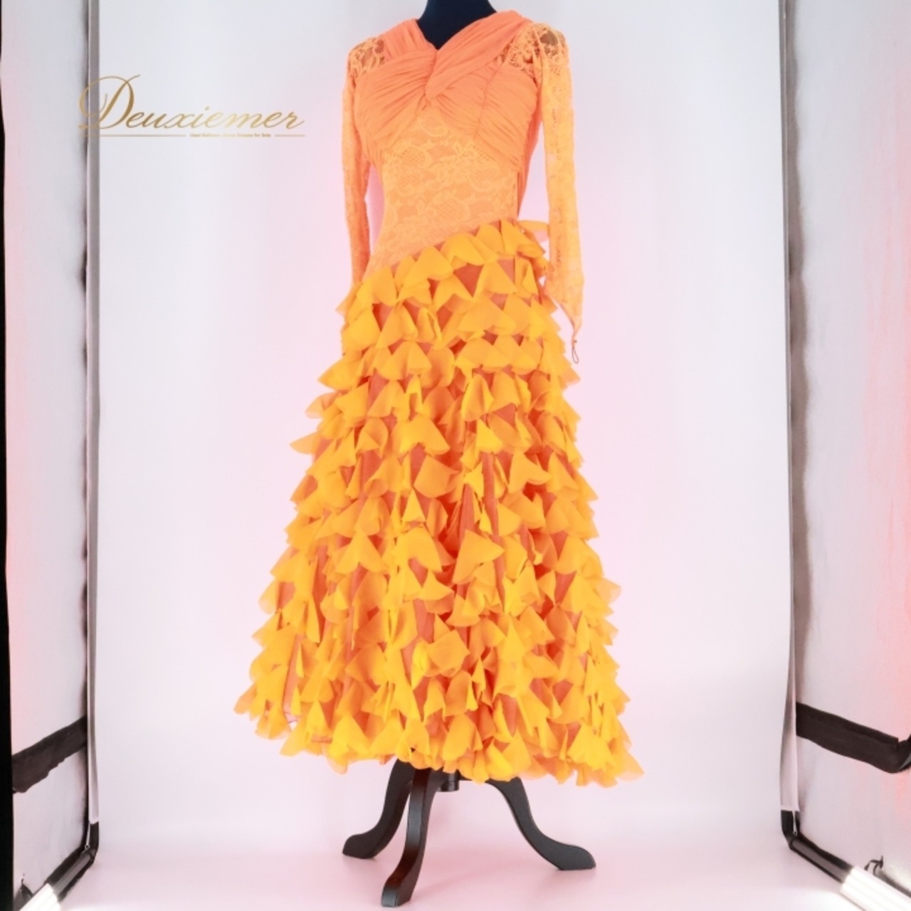 社交ダンス 衣装 タカダンス TAKADANCE ワンピース ドレス パーティ 発表会 蛍光 鮮やか 花びら 豪華 綺麗 目立つ オレンジ系 ダンスドレス ステージ衣装 フォーマル モダンダンス 発表会衣装 大人用 スカート ボリューム感