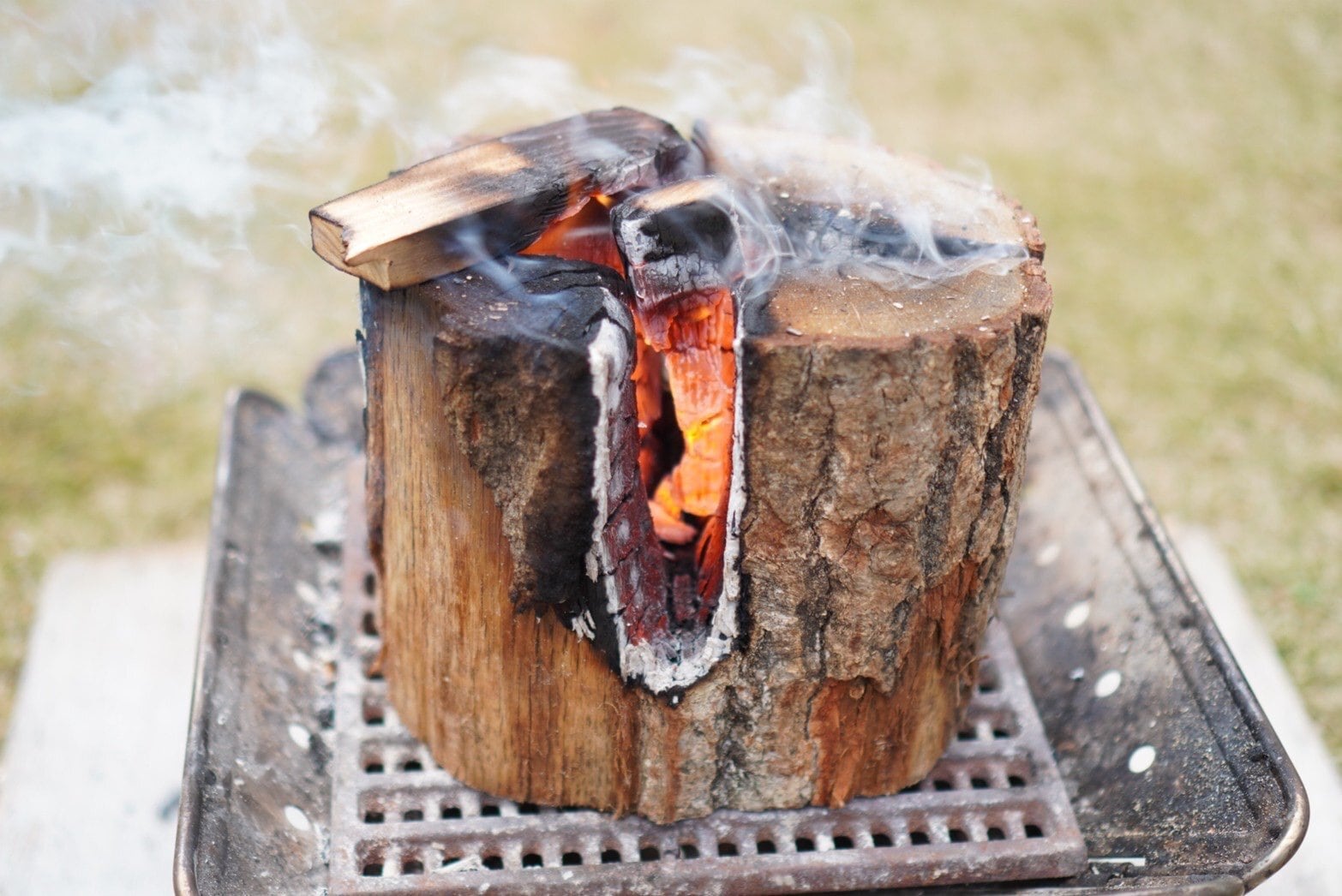 薪販売致します 乾燥薪 小分け有 スウェーデントーチ